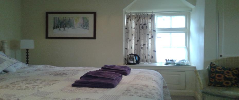 Guest room sitting area with wicker chairs